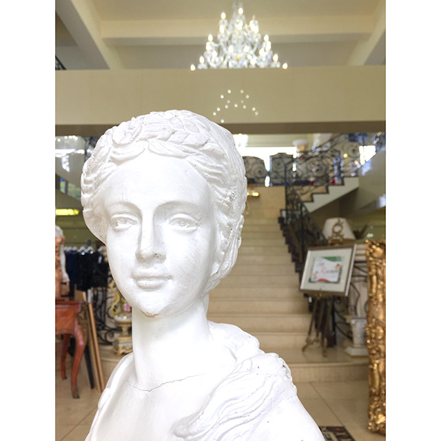 Stone Figure - White / 石像 ホワイト ｜麦を抱える女の子｜IBセレクション｜HGE0046